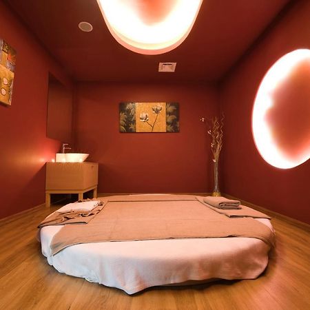 Salamis Bay Conti Resort Hotel & Casino ฟามากุสต้า ภายนอก รูปภาพ A massage room at a spa