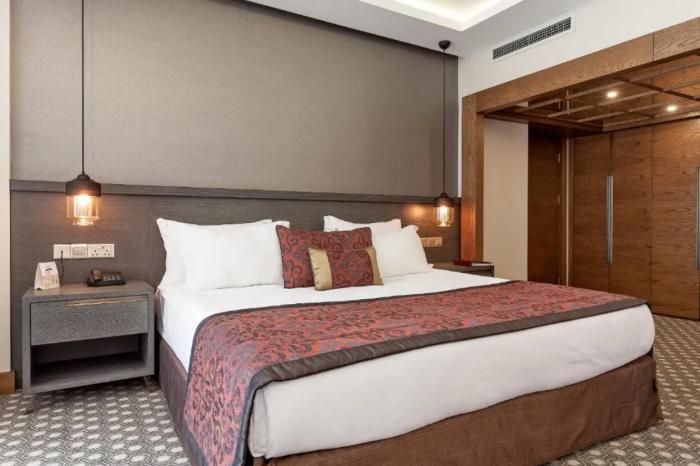 Salamis Bay Conti Resort Hotel & Casino ฟามากุสต้า ห้อง รูปภาพ A bedroom at the hotel
