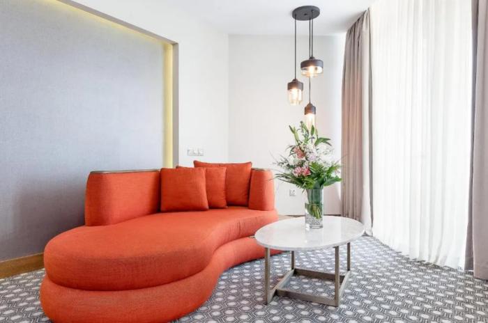 Salamis Bay Conti Resort Hotel & Casino ฟามากุสต้า ห้อง รูปภาพ A suite at the hotel