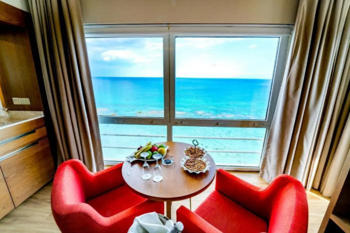 Salamis Bay Conti Resort Hotel & Casino ฟามากุสต้า ห้อง รูปภาพ A room at the hotel