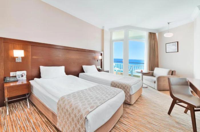 Salamis Bay Conti Resort Hotel & Casino ฟามากุสต้า ห้อง รูปภาพ A typical hotel room