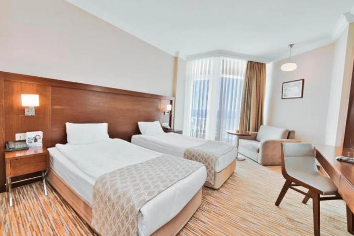 Salamis Bay Conti Resort Hotel & Casino ฟามากุสต้า ห้อง รูปภาพ A room at the hotel
