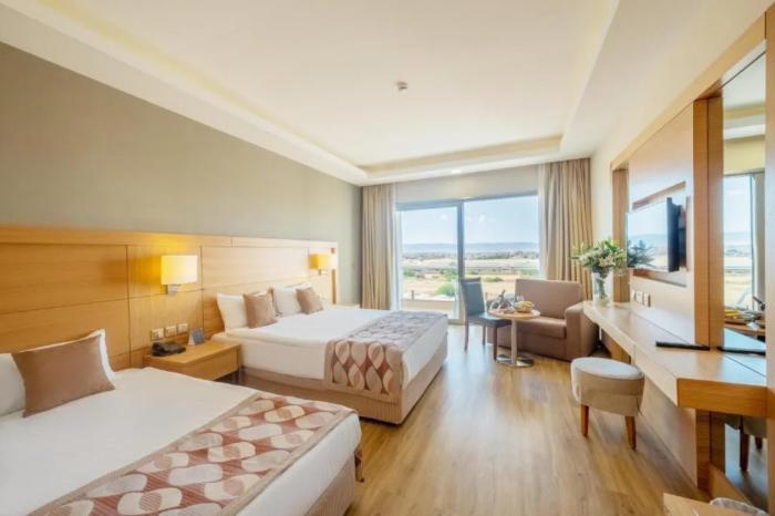 Salamis Bay Conti Resort Hotel & Casino ฟามากุสต้า ห้อง รูปภาพ A room at the hotel