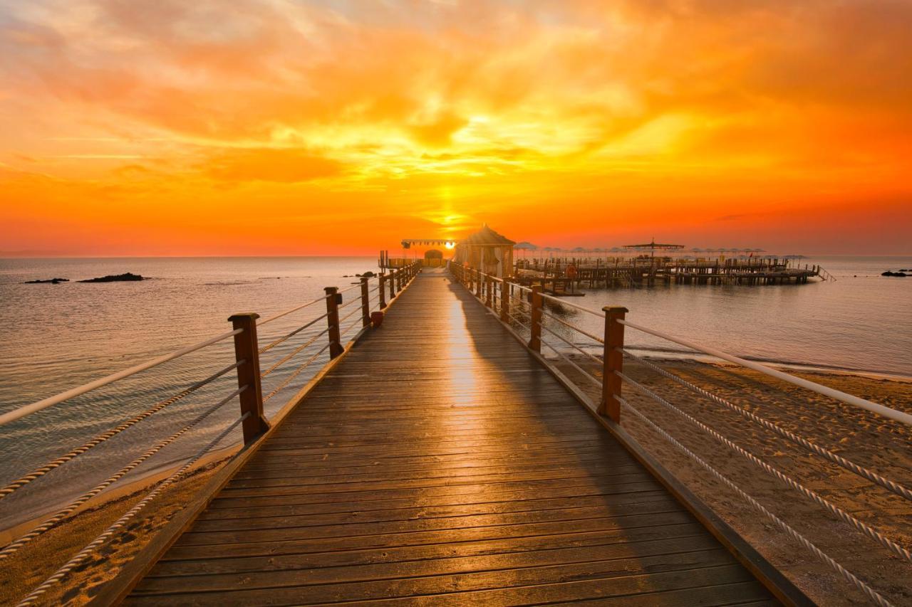 Salamis Bay Conti Resort Hotel & Casino ฟามากุสต้า ภายนอก รูปภาพ Sunset at the pier