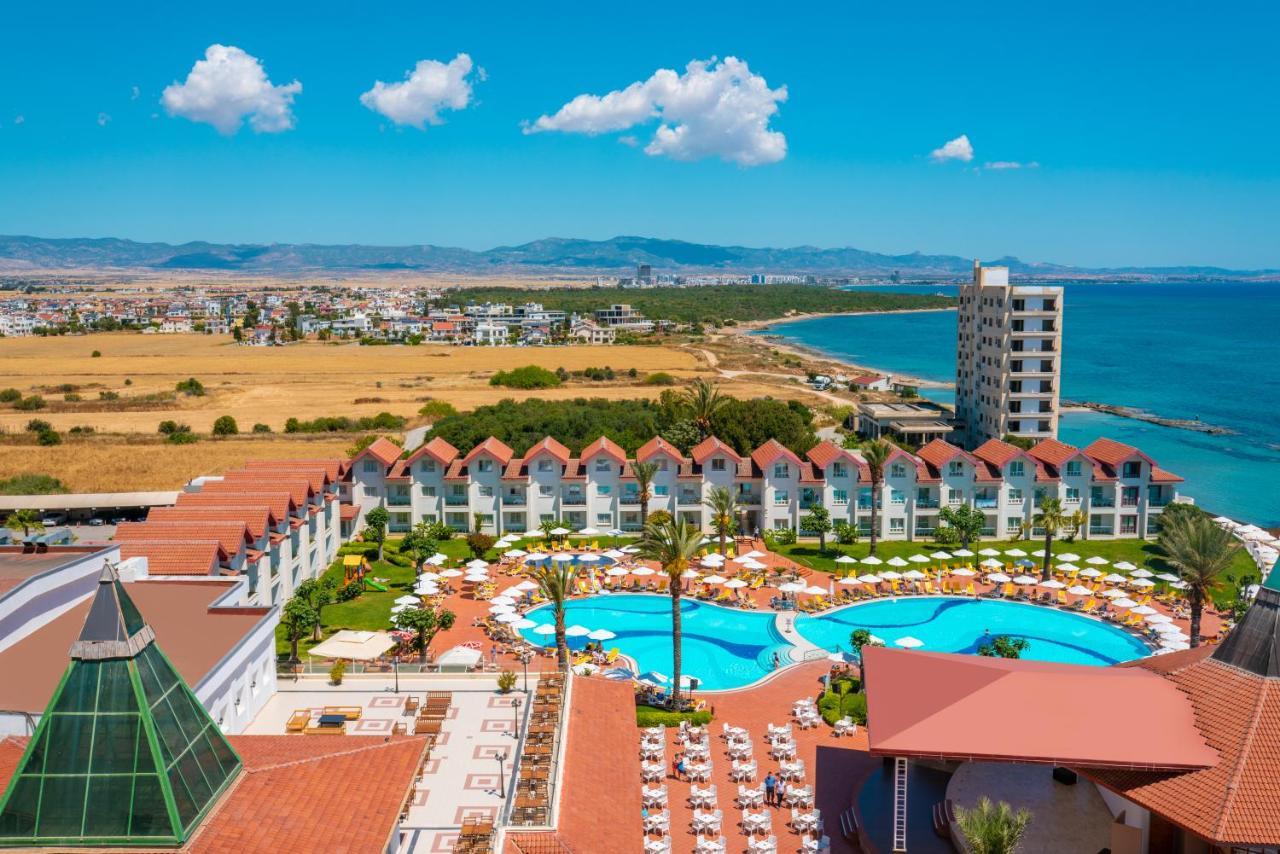Salamis Bay Conti Resort Hotel & Casino ฟามากุสต้า ภายนอก รูปภาพ A view of the hotel