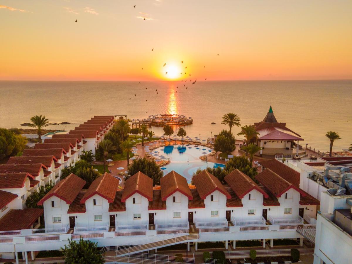 Salamis Bay Conti Resort Hotel & Casino ฟามากุสต้า ภายนอก รูปภาพ Sunset at the Iberostar Grand Hotel at Playa del Inglés, Gran Canaria