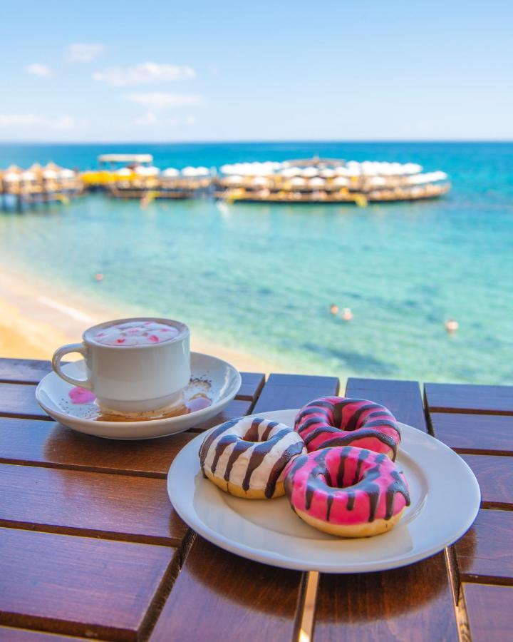 Salamis Bay Conti Resort Hotel & Casino ฟามากุสต้า ภายนอก รูปภาพ A cup of coffee and donuts