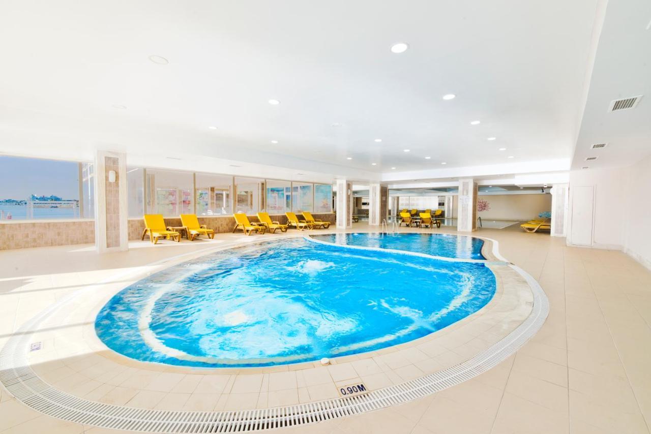 Salamis Bay Conti Resort Hotel & Casino ฟามากุสต้า ภายนอก รูปภาพ The swimming pool at the hotel