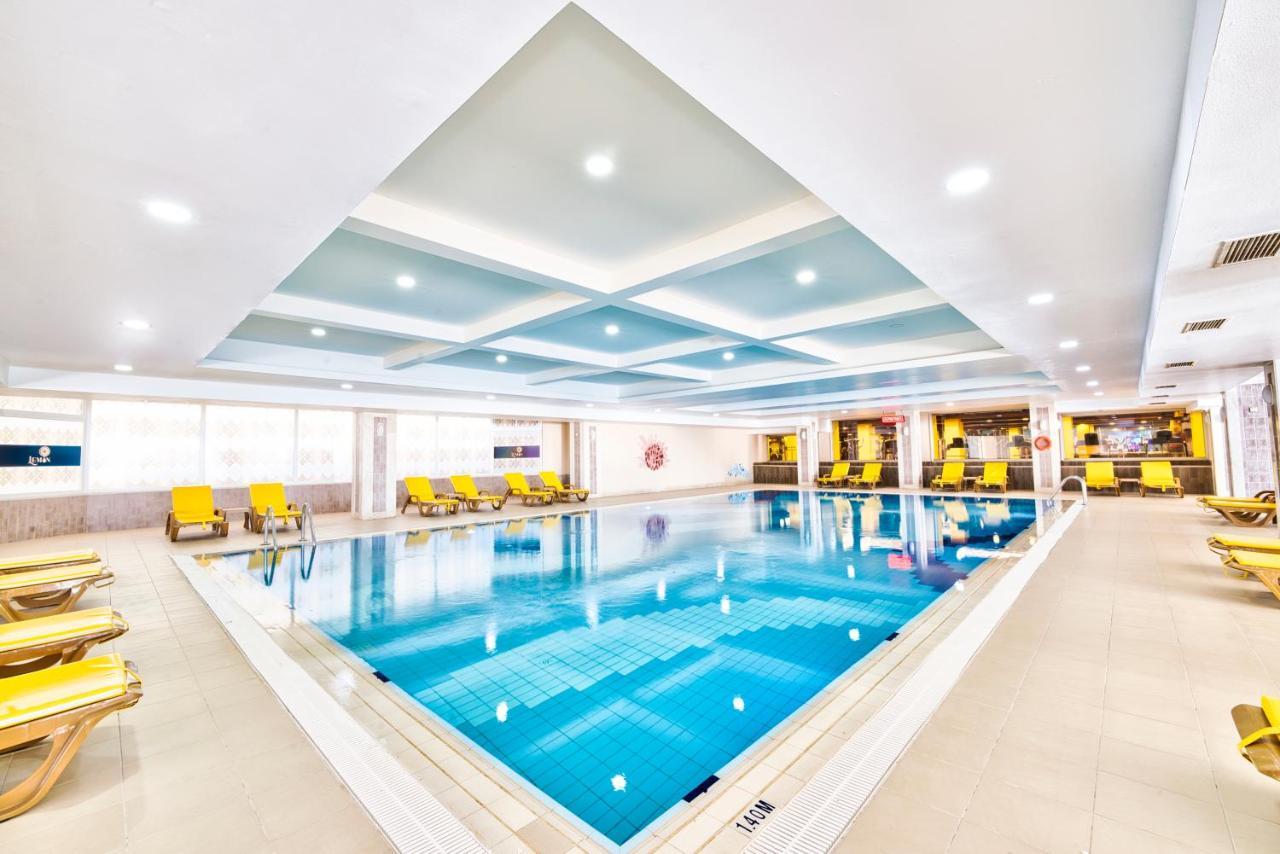 Salamis Bay Conti Resort Hotel & Casino ฟามากุสต้า ภายนอก รูปภาพ The swimming pool at the hotel