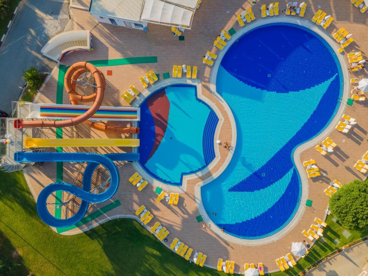 Salamis Bay Conti Resort Hotel & Casino ฟามากุสต้า ภายนอก รูปภาพ Aerial view of the water park