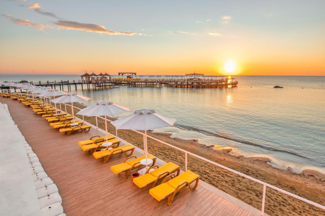 Salamis Bay Conti Resort Hotel & Casino ฟามากุสต้า ภายนอก รูปภาพ Sunset at the beach