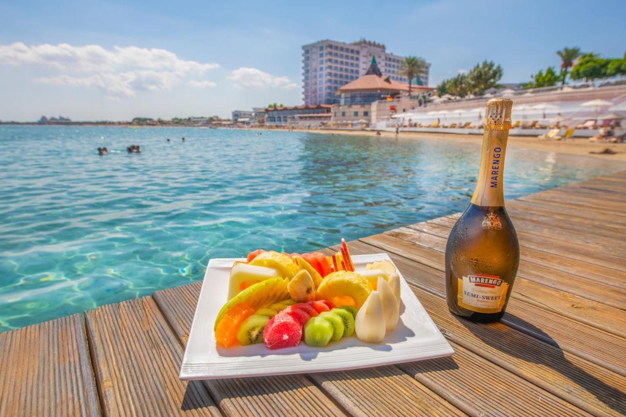 Salamis Bay Conti Resort Hotel & Casino ฟามากุสต้า ภายนอก รูปภาพ A bottle of Milaneza sparkling wine
